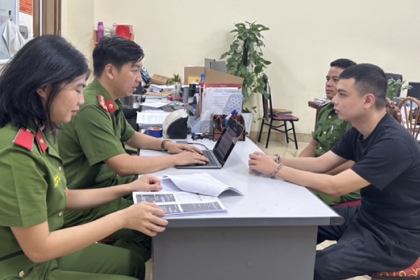 Gia lam can bo Trai giam de lua nguoi nha pham nhan hinh anh