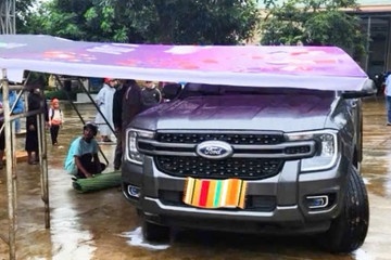 Tam giu phu huynh lui xe ban tai trong san truong lam hoc sinh tu vong hinh anh