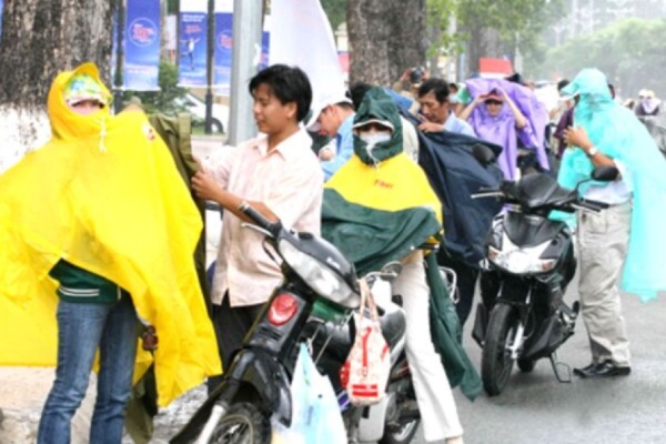 Dung xe mac ao mua co pham luat? hinh anh