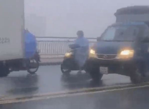 Oto chan gio cho xe may tren cau Thuan Phuoc o Da Nang hinh anh