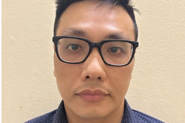 Lua dao, om hon nua ty dong roi bo tron hinh anh