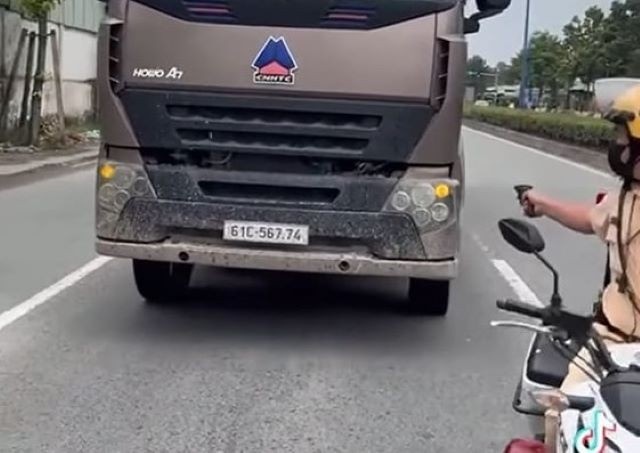 CSGT truy duoi xe vi pham, rut sung canh cao nhu phim hinh anh