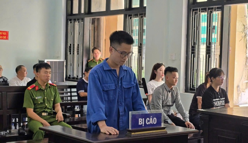 Bay lua cua cuu nhan vien ngan hang hinh anh