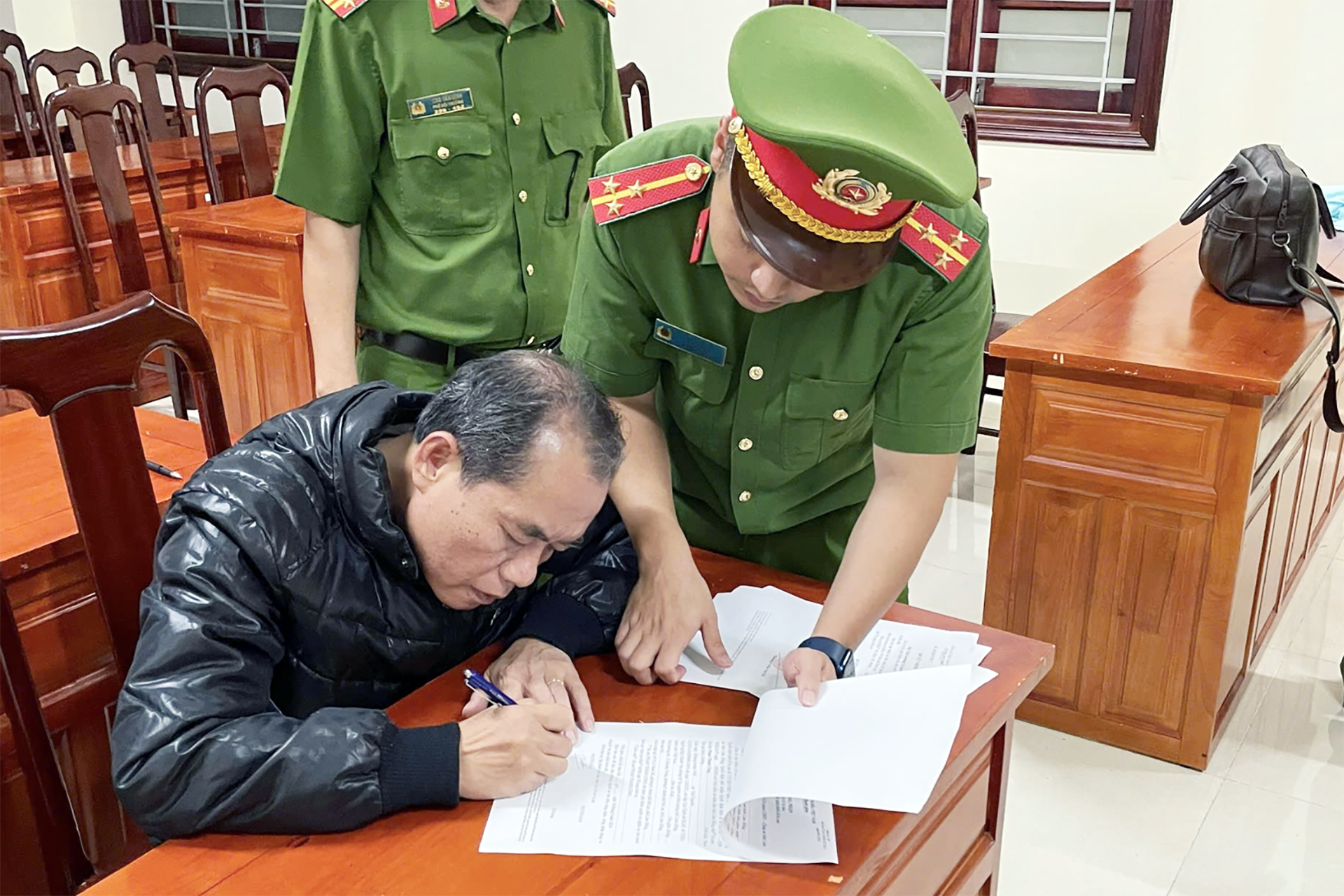 Vi sao Chanh Van phong So Tai nguyen va Moi truong Lam Dong bi bat? hinh anh