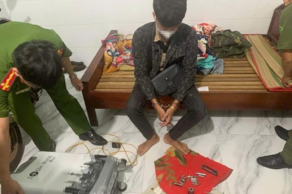 Thanh nien lai oto ban tai mang theo sung dan hinh anh