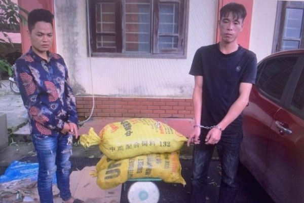 Khoi to 2 doi tuong loi dung mua bao de trom cap hinh anh