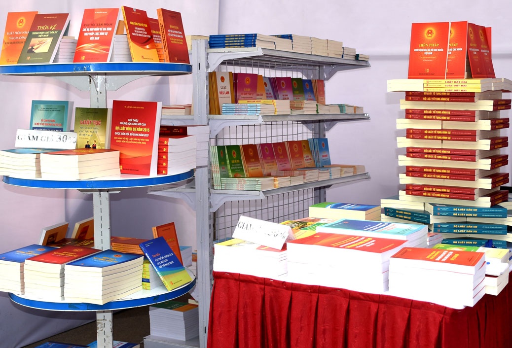 Nha xuat ban Tu phap phat hanh sach dien tu truc tuyen hinh anh