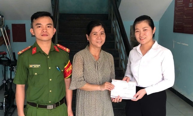 Van dong tra lai 300 trieu dong cho nguoi chuyen khoan nham hinh anh