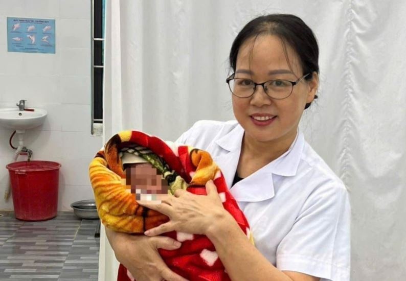 Thong tin bat ngo vu be trai bi bo lai giua ngay mua hinh anh