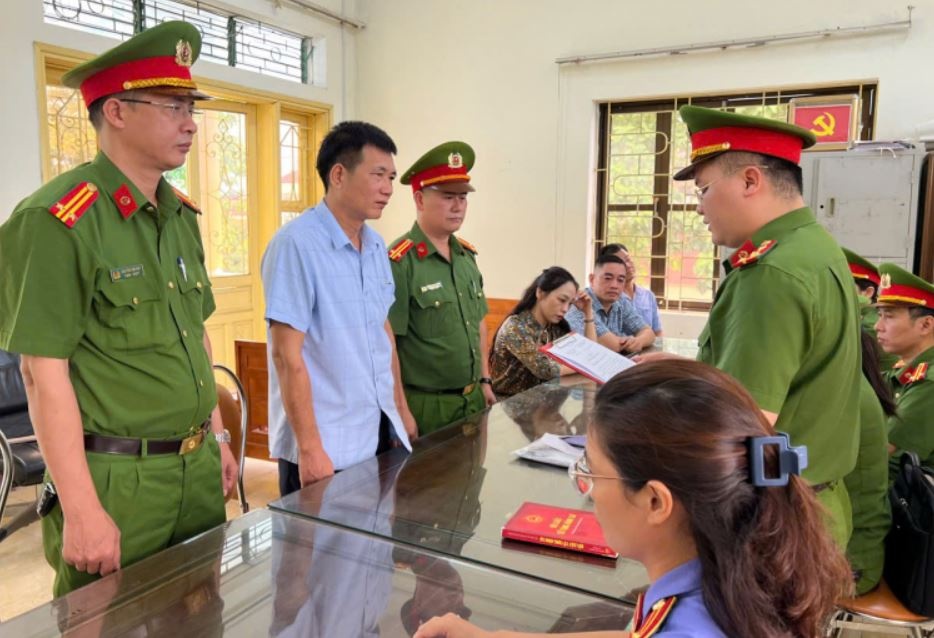 Khoi to, bat tam giam nguyen Pho Chu tich xa lap khong ho so hinh anh