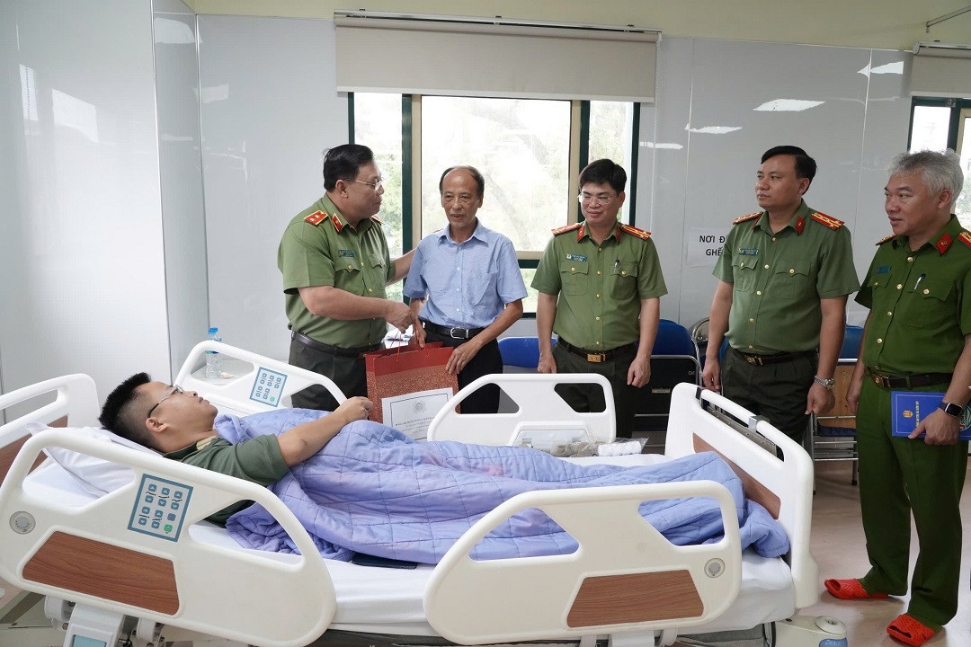 Canh sat hinh su anh 2