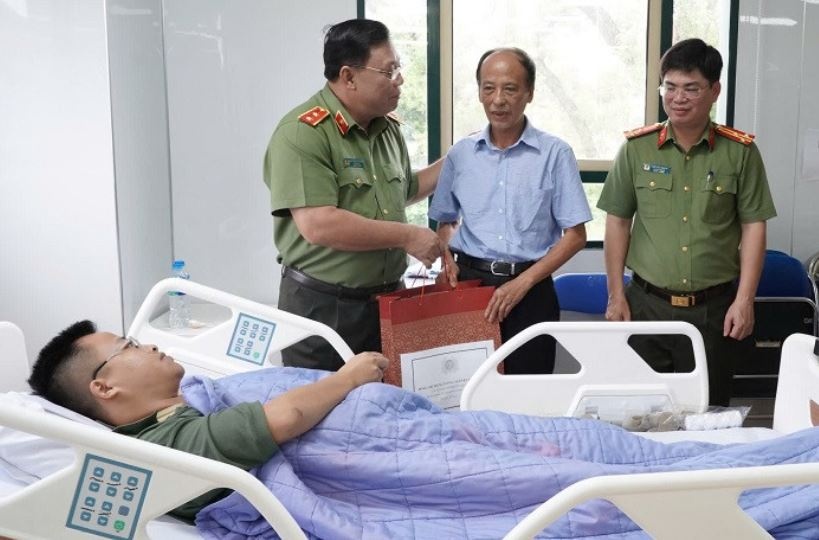 Thuong uy canh sat hinh su o Ha Noi bi tong nhap vien hinh anh