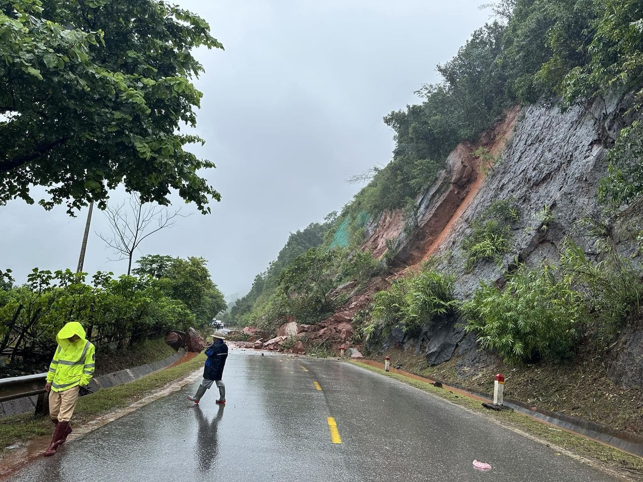 Sat lo dat chan ngang quoc lo 6 qua Moc Chau, giao thong te liet hinh anh