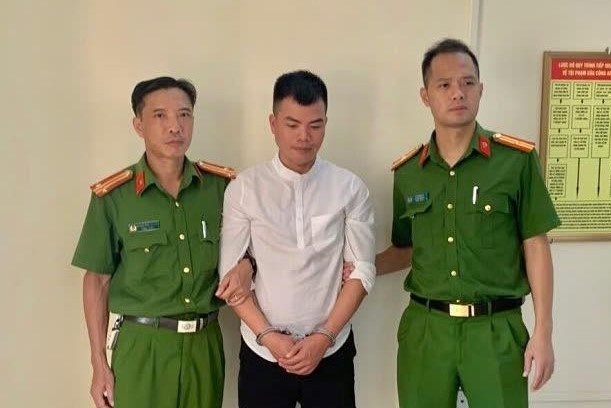 Bat doi tuong tron truy na duoi vo boc huong dan vien du lich hinh anh