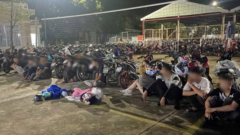 Tụ tập đua xe,  Nẹt pô ảnh 2 Tu tap dua xe,  Net po anh 2