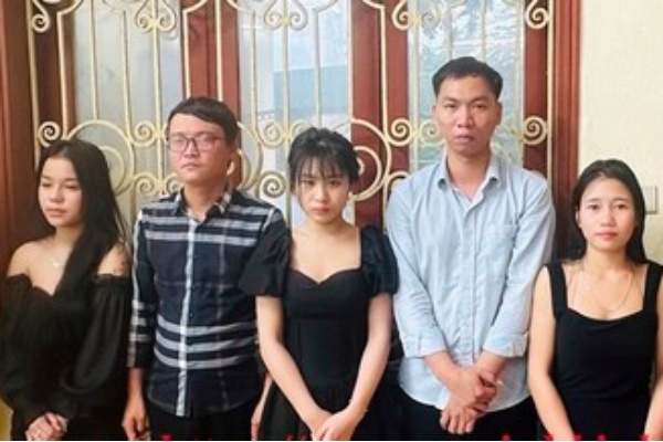 Dot kich quan karaoke, phat hien 8 nam nu tu tap su dung ma tuy hinh anh