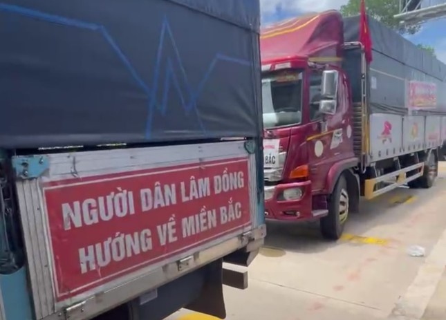 xe cuu tro mien Bac anh 2