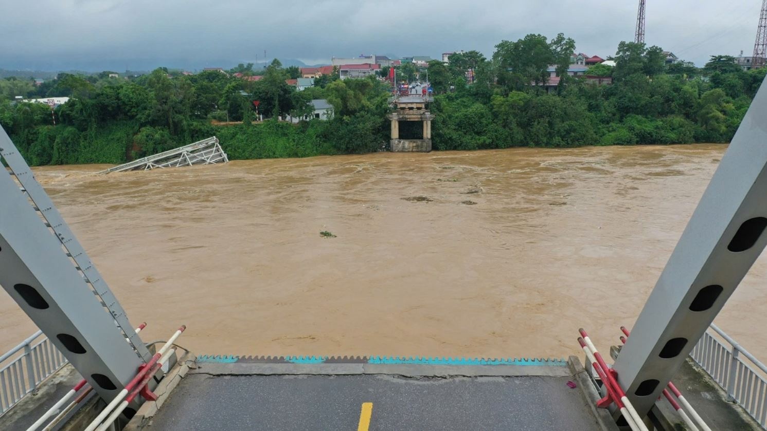 Bo Giao thong Van tai len tieng ve nguon von lam cau Phong Chau hinh anh