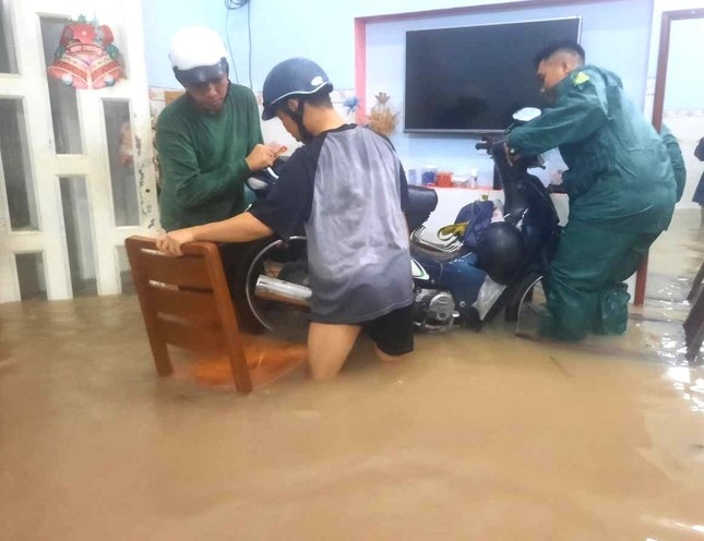 Ho thuy loi lon nhat Viet Nam xa nuoc mot tuan hinh anh