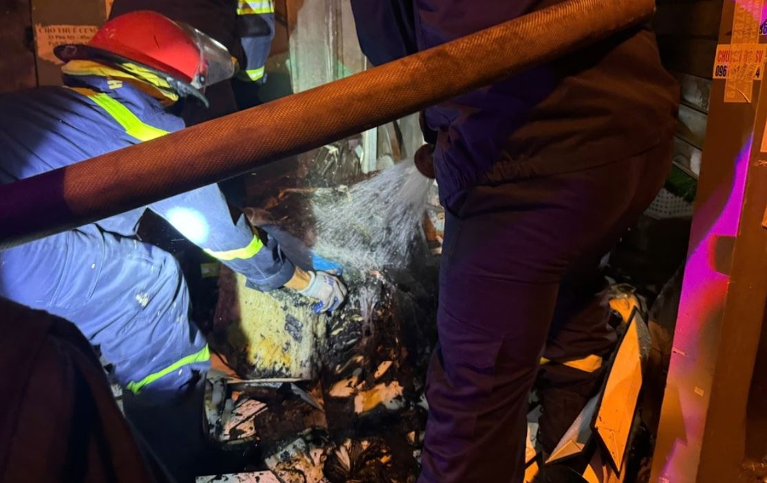 4 nguoi thoat nan trong dam chay o Ha Noi hinh anh