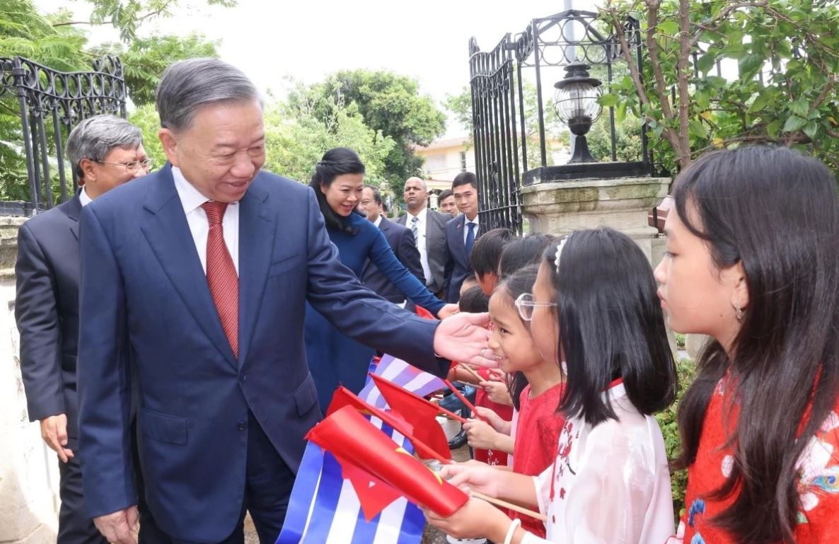 Tong Bi thu tham Dai su quan va cong dong nguoi Viet Nam tai Cuba hinh anh