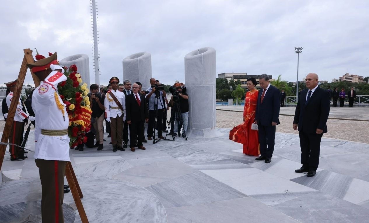 Tong Bi thu, Chu tich nuoc dat vong hoa tai Dai tuong niem Jose Marti hinh anh