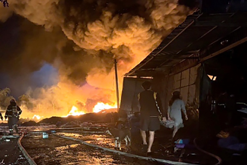 Xuong tai che nhua o Ha Noi boc chay du doi, mot nguoi tu vong hinh anh