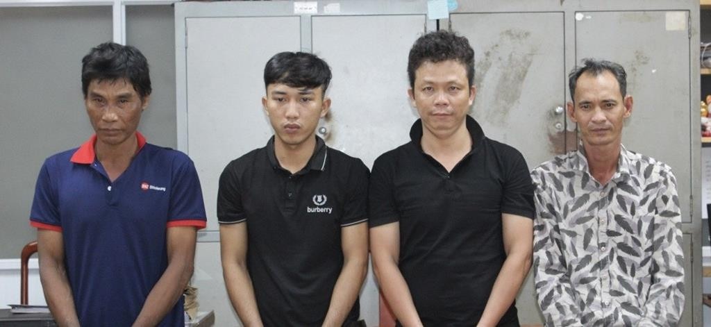 4 doi tuong danh nguoi ban ve so roi cuop 470 to hinh anh