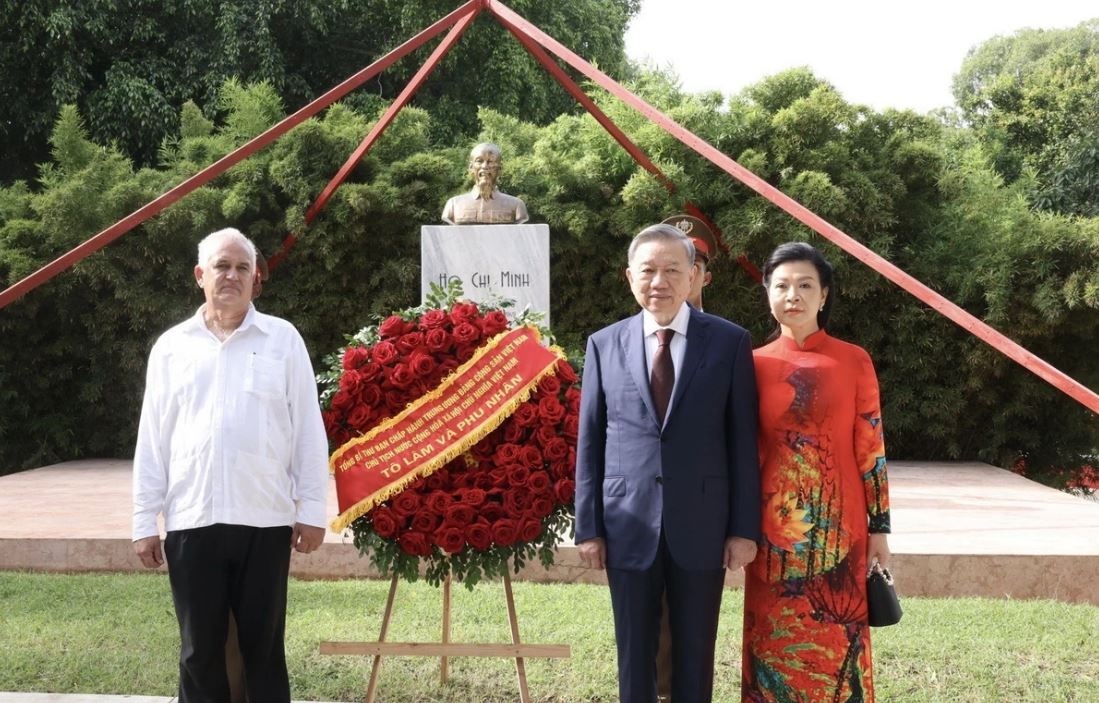 Hinh anh Tong Bi thu, Chu tich nuoc tai Tuong dai Chu tich Ho Chi Minh hinh anh