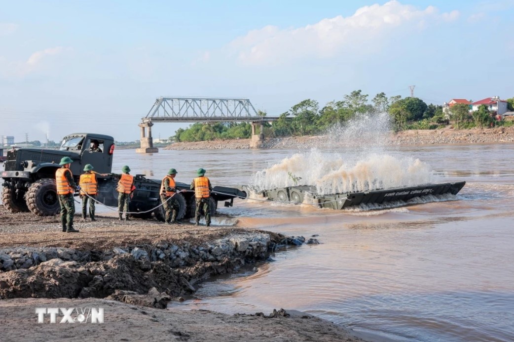 Cau Phong Chau bi sap anh 1