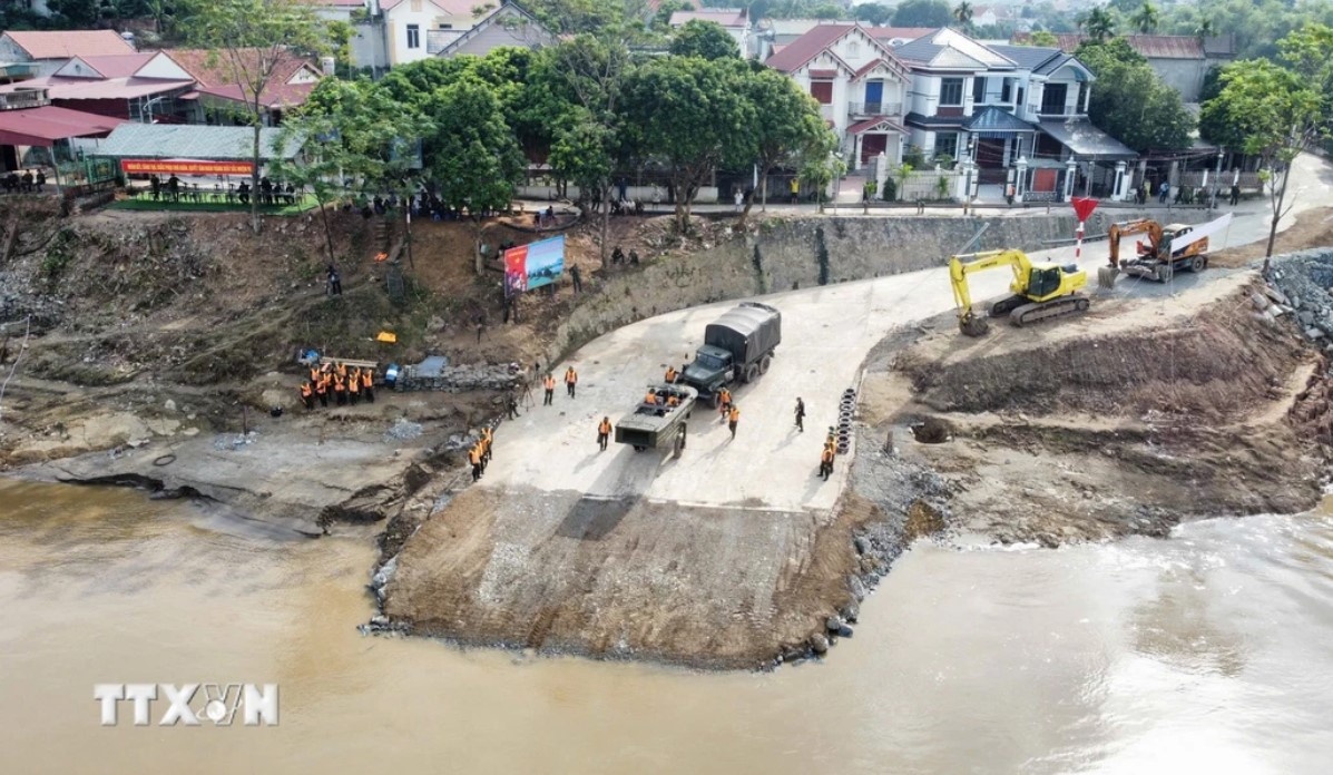 Cau Phong Chau bi sap anh 5