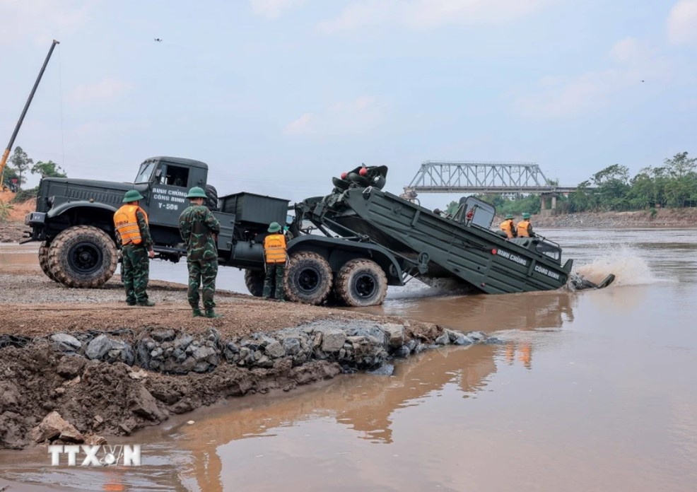 Cau Phong Chau bi sap anh 12