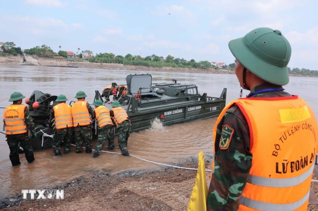 Cau Phong Chau bi sap anh 13