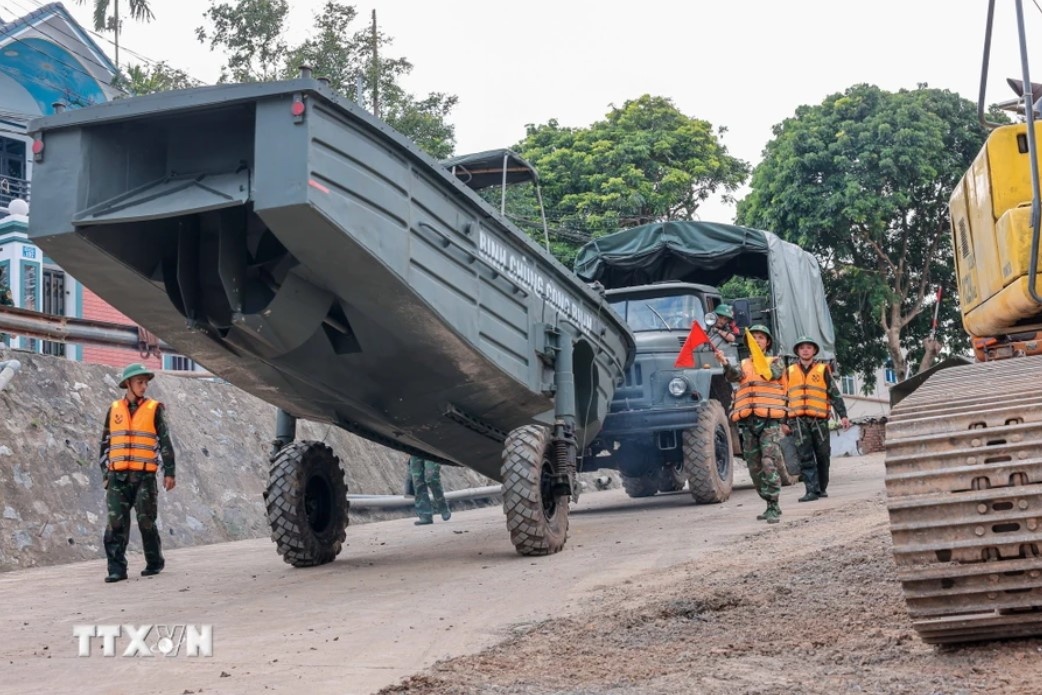 Cau Phong Chau bi sap anh 14