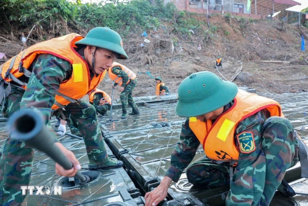 Cau Phong Chau bi sap anh 16