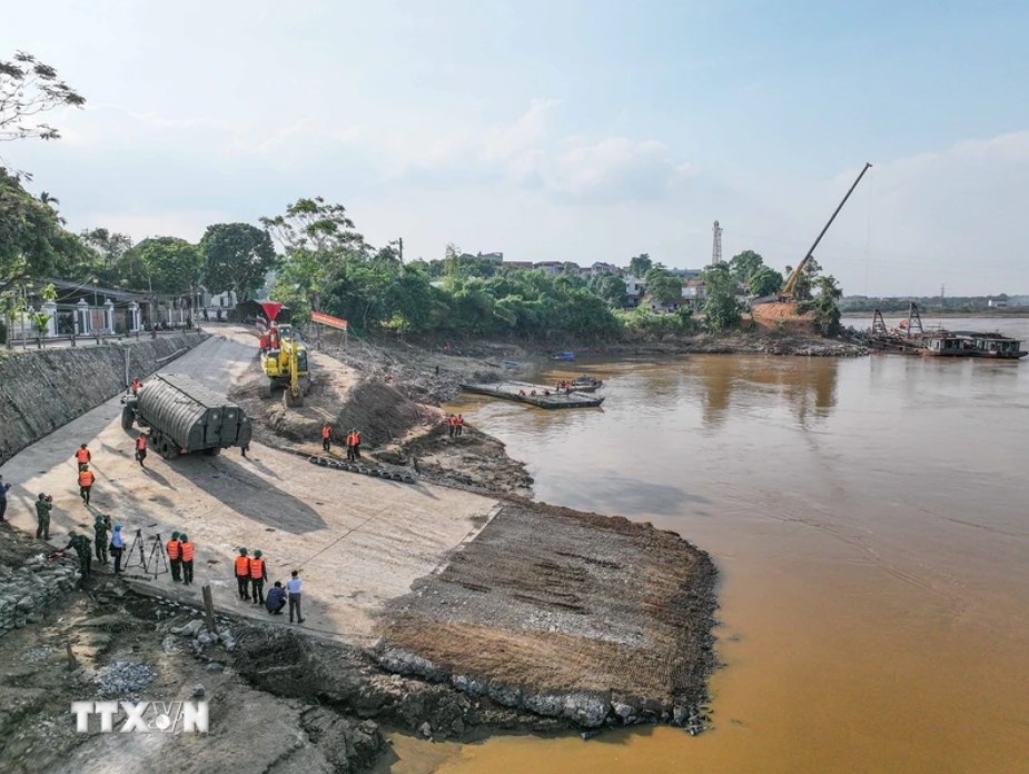 Cau Phong Chau bi sap anh 18