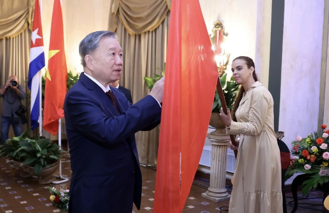 Tong Bi thu, Chu tich nuoc gap go dai bieu huu nghi va the he tre Cuba hinh anh