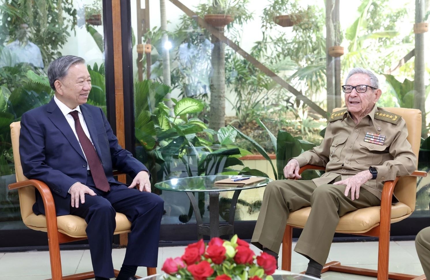 Tong Bi thu, Chu tich nuoc gap Lanh tu Cach mang Cuba Raul Castro Ruz hinh anh