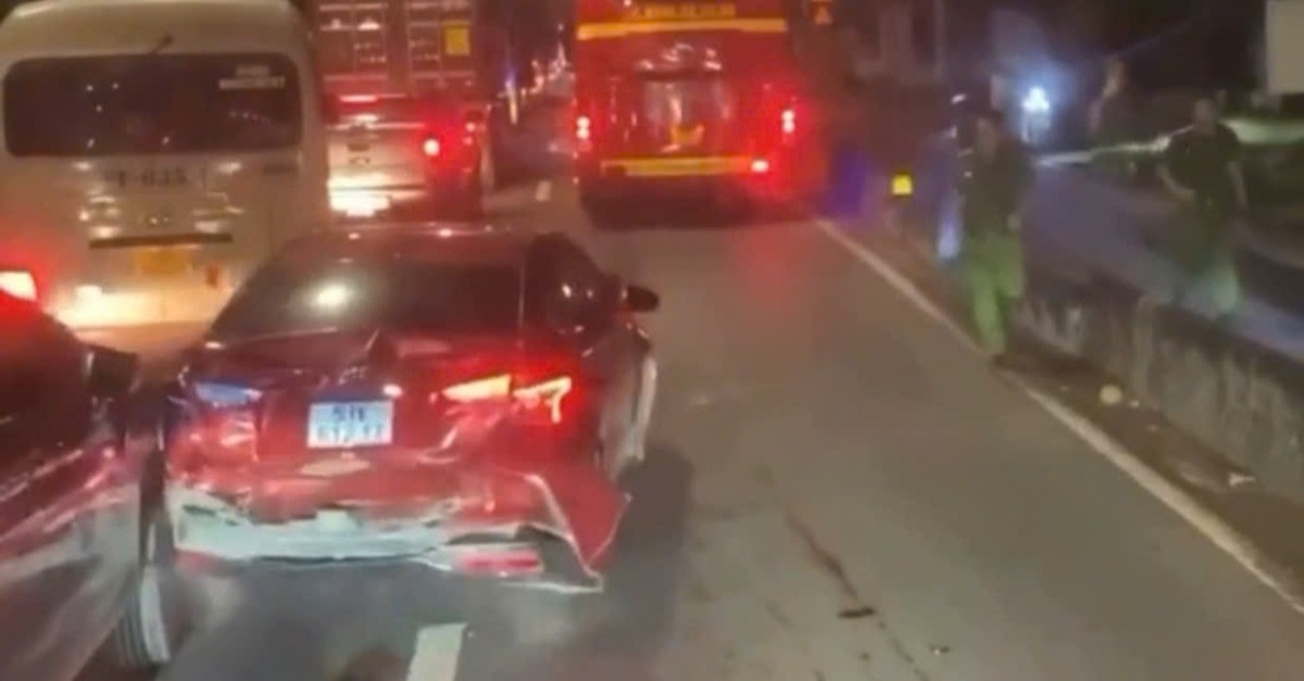 Oto 5 cho tong loan xa o cua ngo TP.HCM hinh anh