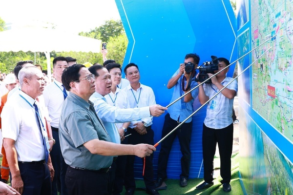 Thu tuong Pham Minh Chinh du Le khoi cong cao toc Hoa Binh-Moc Chau hinh anh