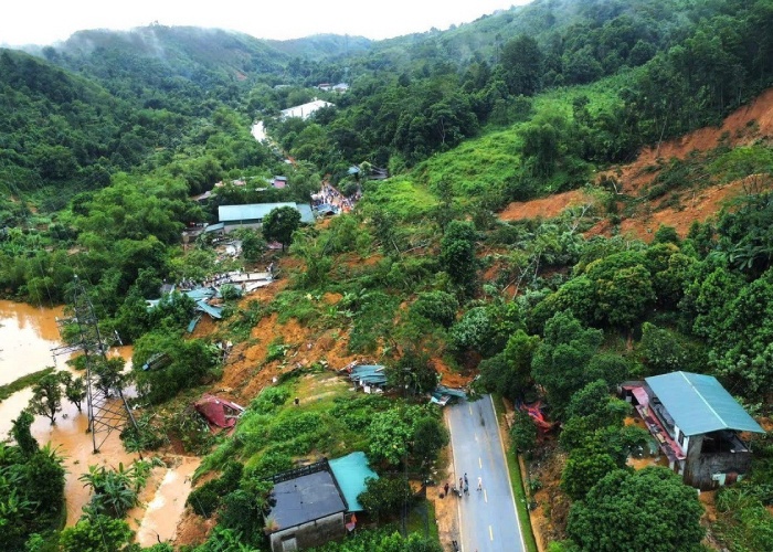 Hien truong vu sat lo mot qua doi, vui lap nhieu oto o Ha Giang hinh anh