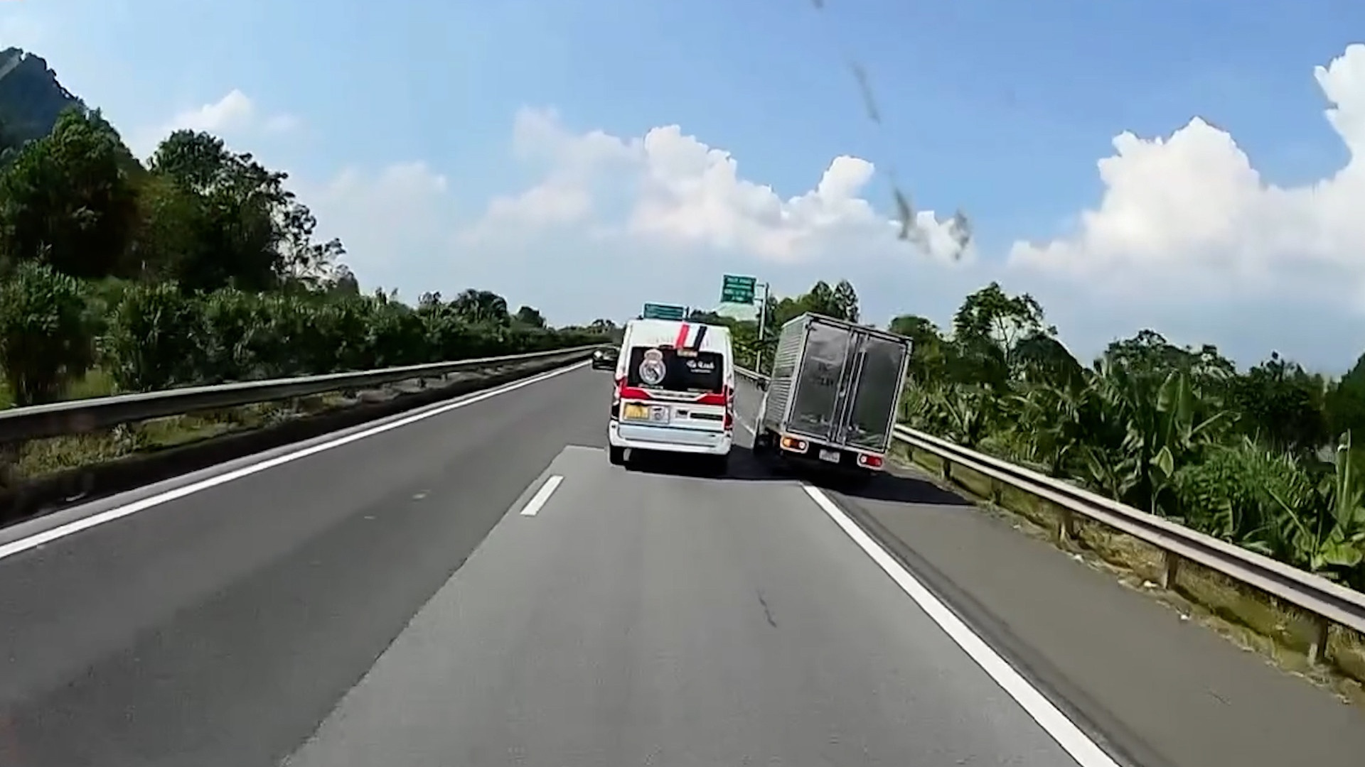 Xe khach 16 cho chen ep oto tai tren cao toc Noi Bai - Lao Cai hinh anh