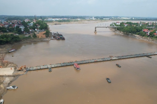 Luu y quan trong khi di chuyen qua cau phao Phong Chau hinh anh