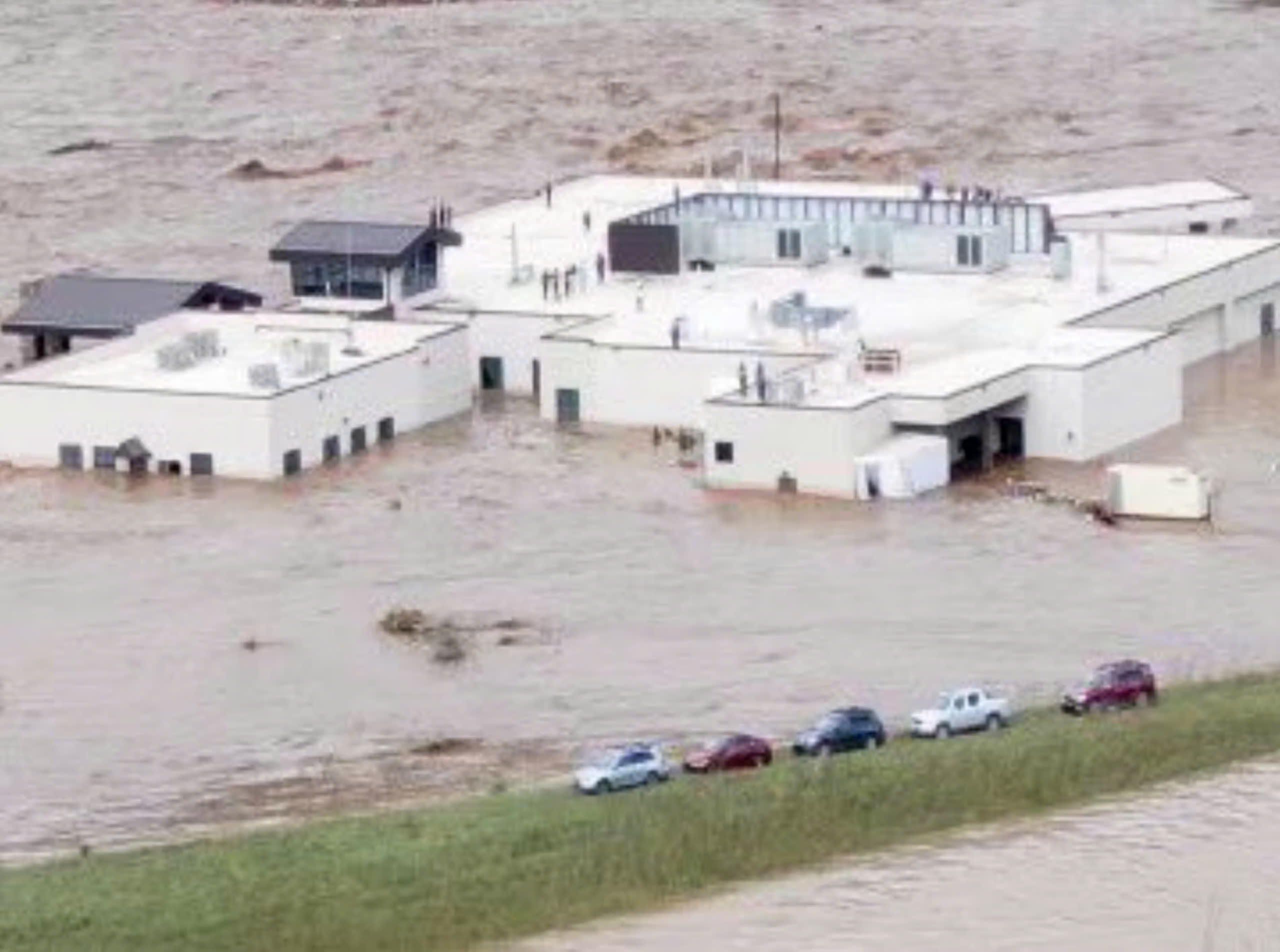 Buc anh gay sung sot trong bao Helene hinh anh