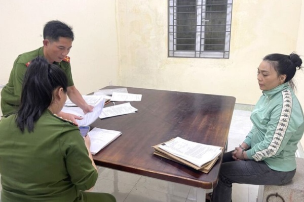 Nu quai chuyen ru dan ong di nha nghi roi trom tien, vang hinh anh