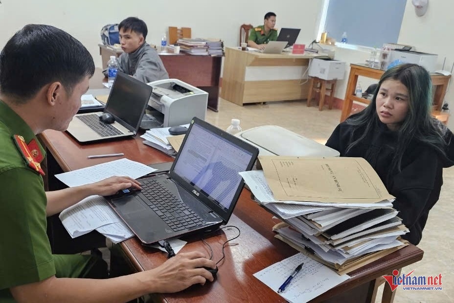 Hai chi em cuop vang anh 1