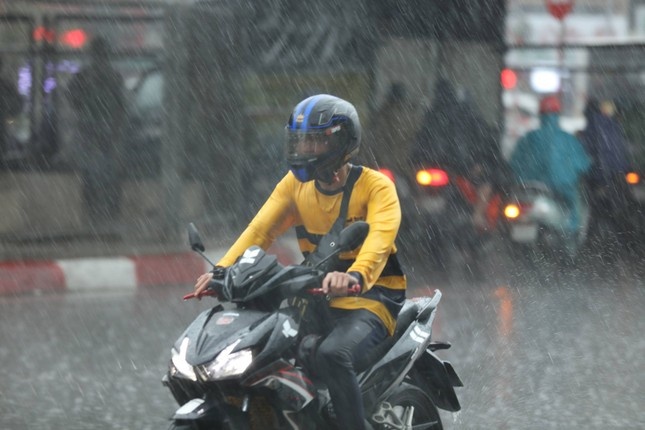 Mien Bac don mua rat lon tu dem nay hinh anh