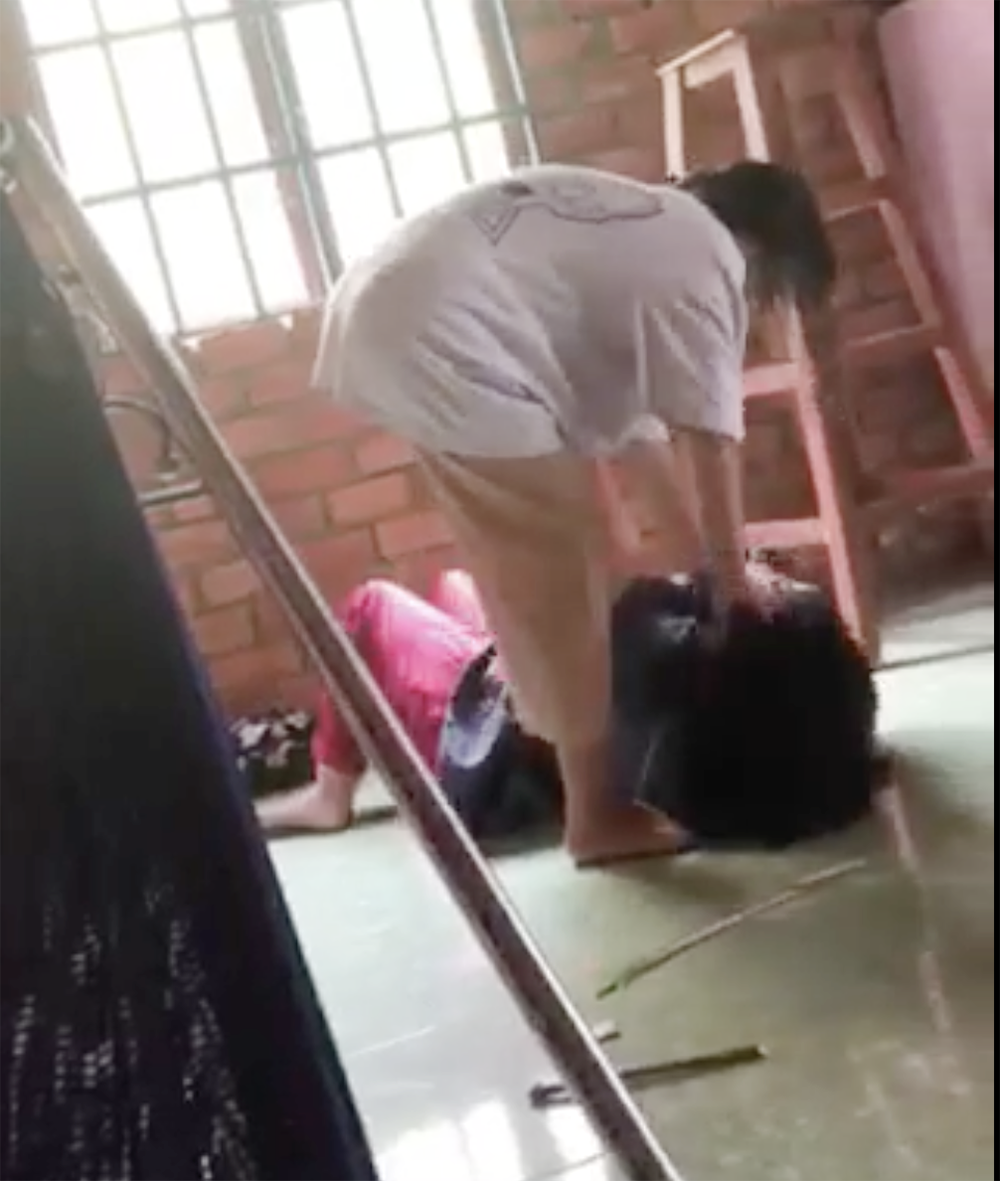 Nu sinh 15 tuoi,  Bi danh hoi dong anh 1