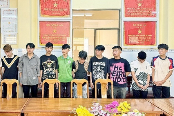 Bat tam giam 12 doi tuong de dieu tra hanh vi giet nguoi hinh anh