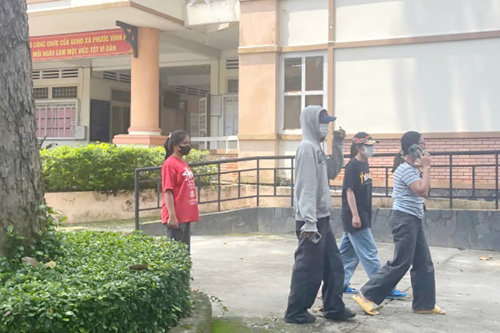 Lo dien nhom 'chi dai' hoc duong vu nu sinh 15 tuoi bi danh hoi dong hinh anh
